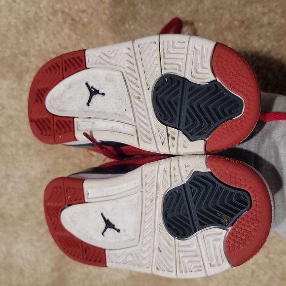 Boys Jordan shoes - Picture 3 of 4